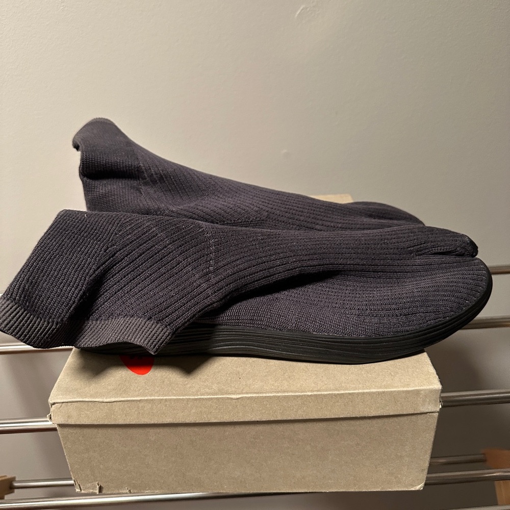 ILYSM Tabi Shoes - Picture 2 of 7
